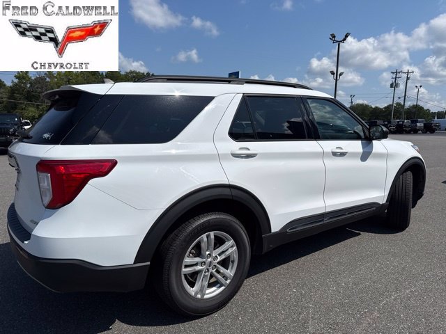 Used 2023 Ford Explorer XLT w/ Equipment Group 202A AWD/4WD image 3