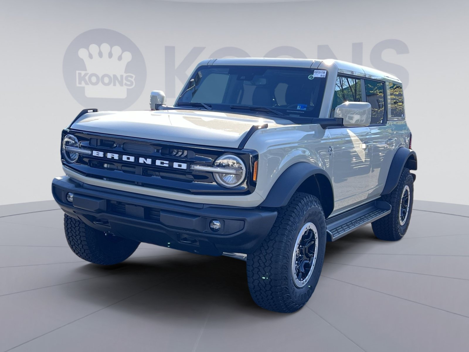 New 2025 Ford Bronco Outer Banks w/ Sasquatch Package AWD/4WD image 1