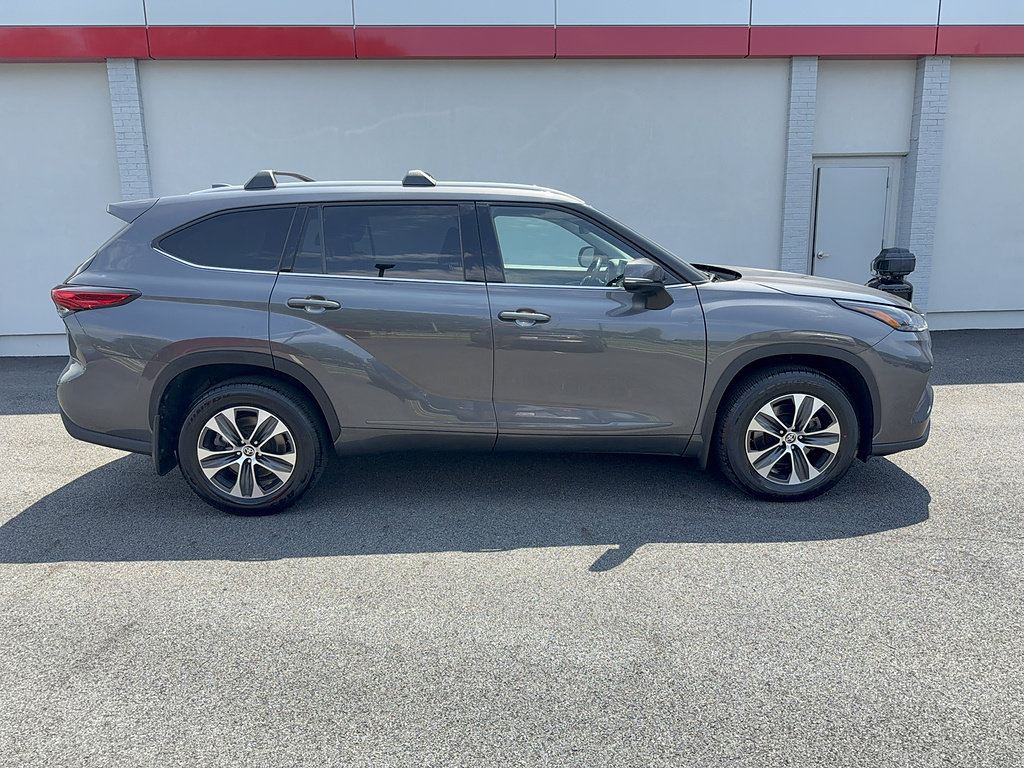 Used 2022 Toyota Highlander XLE AWD/4WD image 3