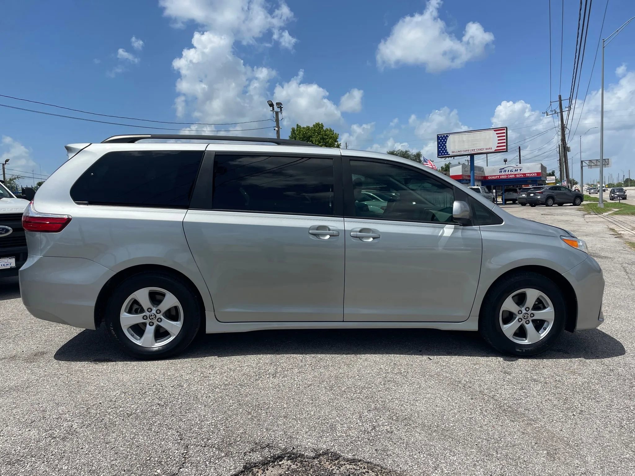 Used 2020 Toyota Sienna LE image 4