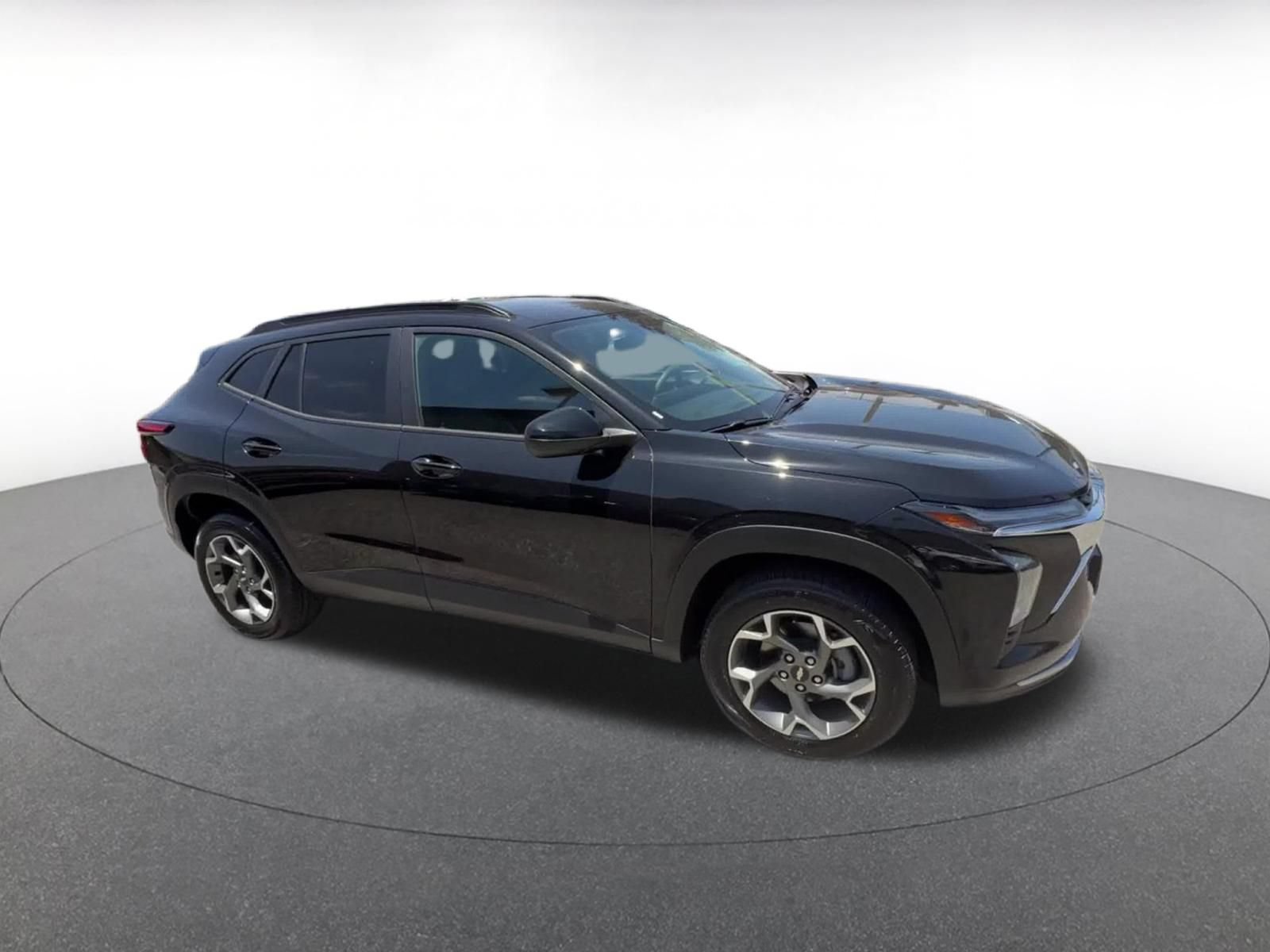 Used 2025 Chevrolet Trax LT FWD image 2