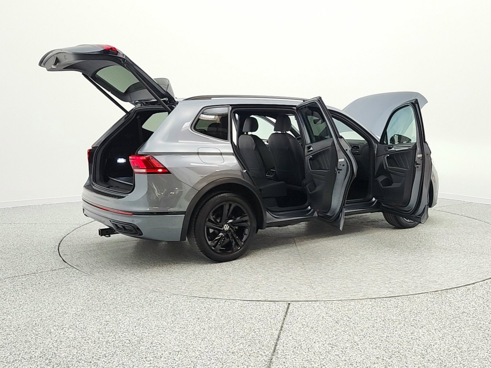 Used 2024 Volkswagen Tiguan SE R-Line image 11