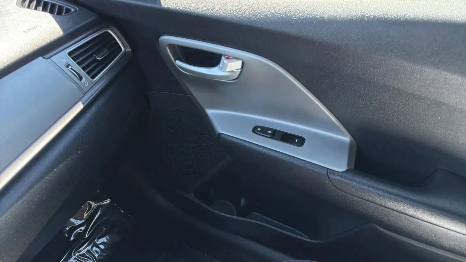 Used 2017 Kia Niro FE FWD image 16