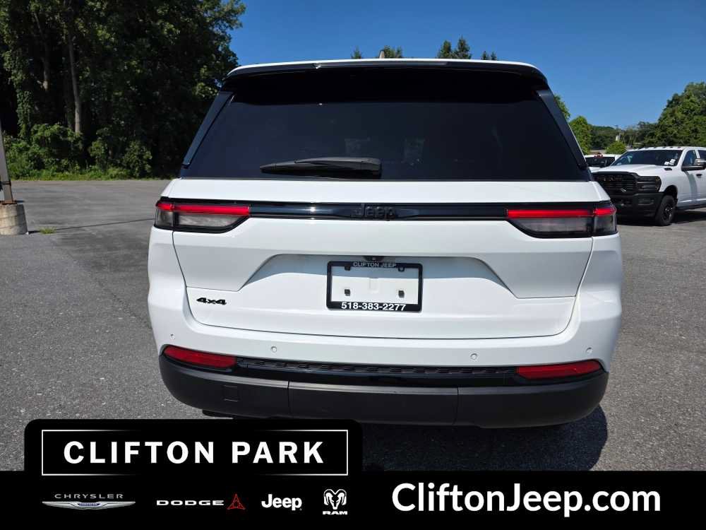 Used 2023 Jeep Grand Cherokee Altitude AWD/4WD image 5
