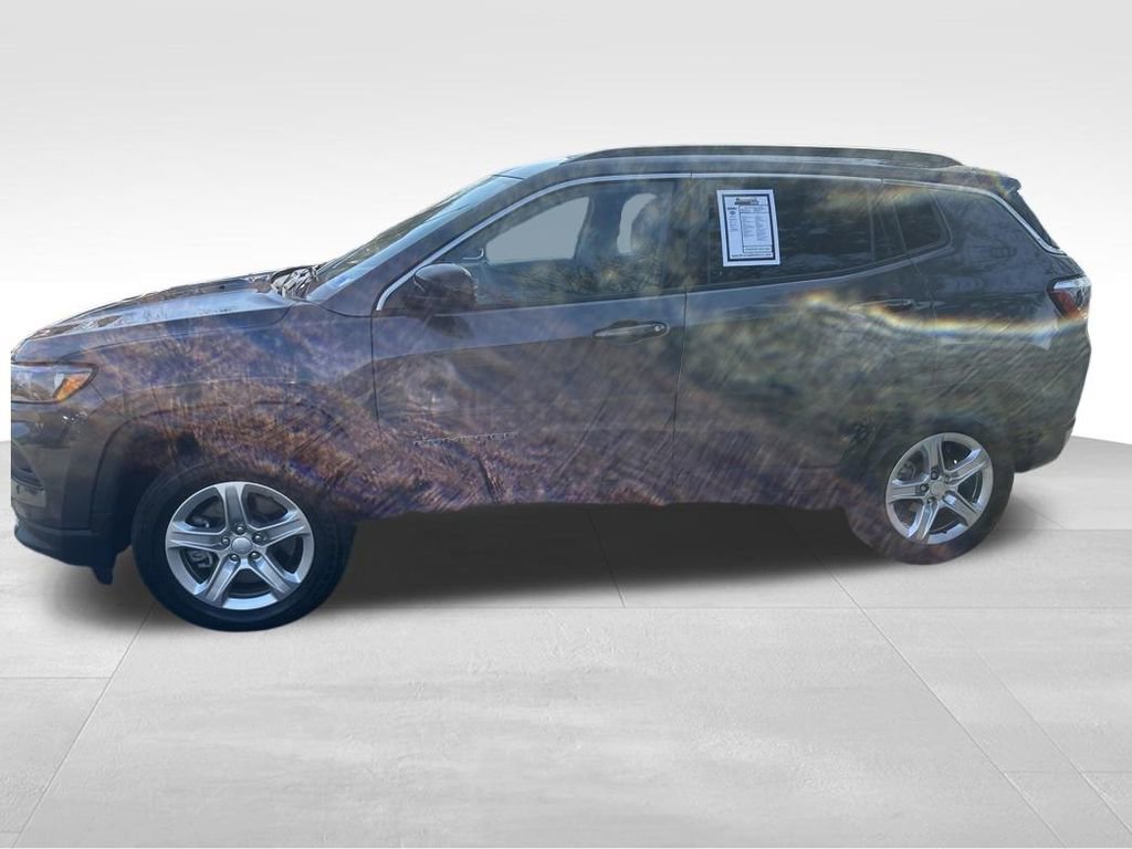 Used 2024 Jeep Compass Latitude image 3