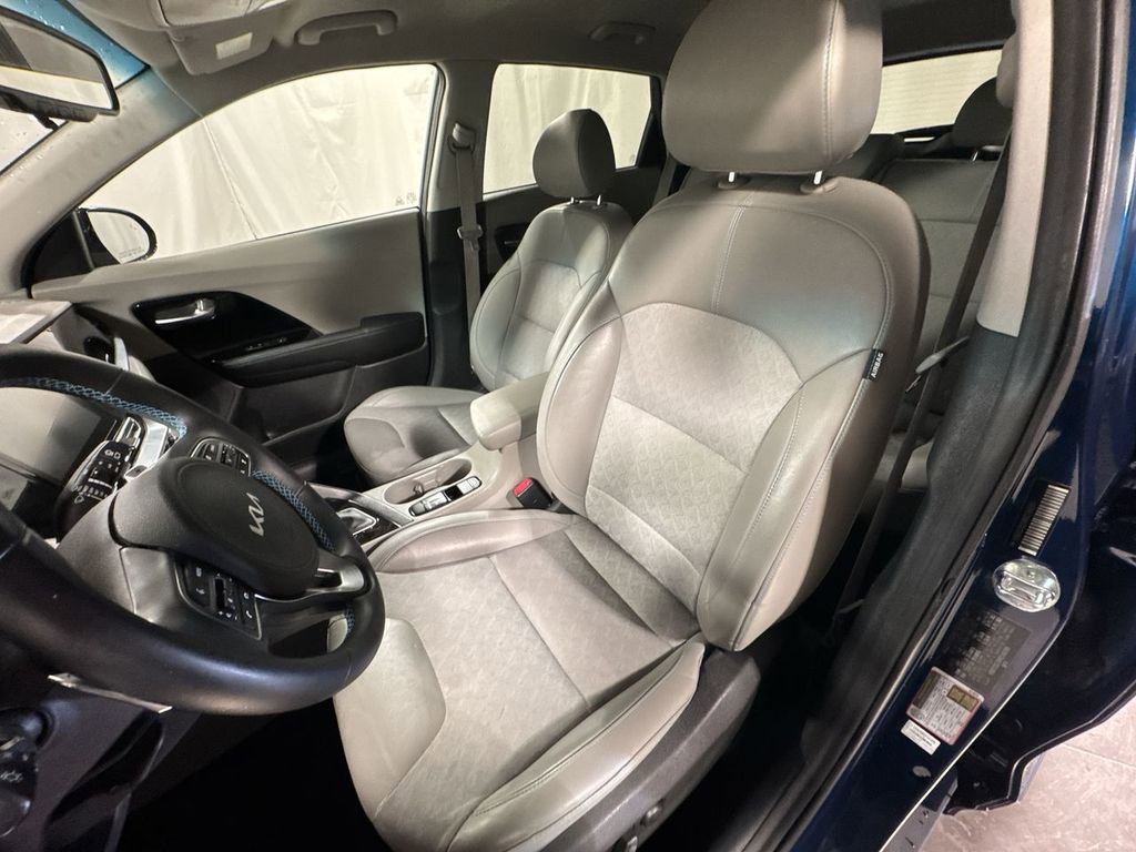 Used 2022 Kia Niro EX image 16