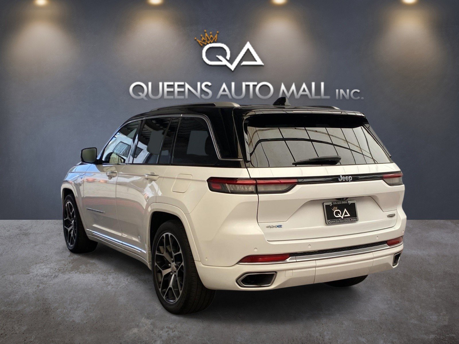 Used 2022 Jeep Grand Cherokee Summit AWD/4WD image 4