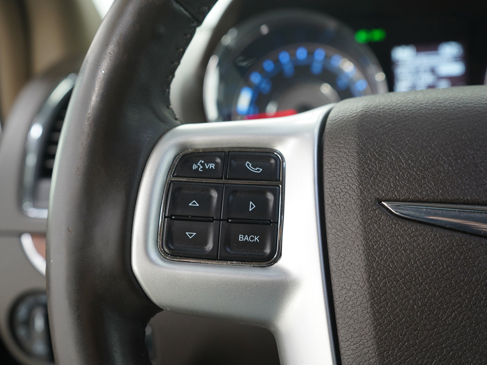 Used 2014 Chrysler Town & Country Touring FWD image 29