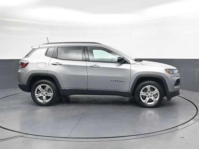Used 2023 Jeep Compass Latitude w/ Sun and Sound Group AWD/4WD image 3