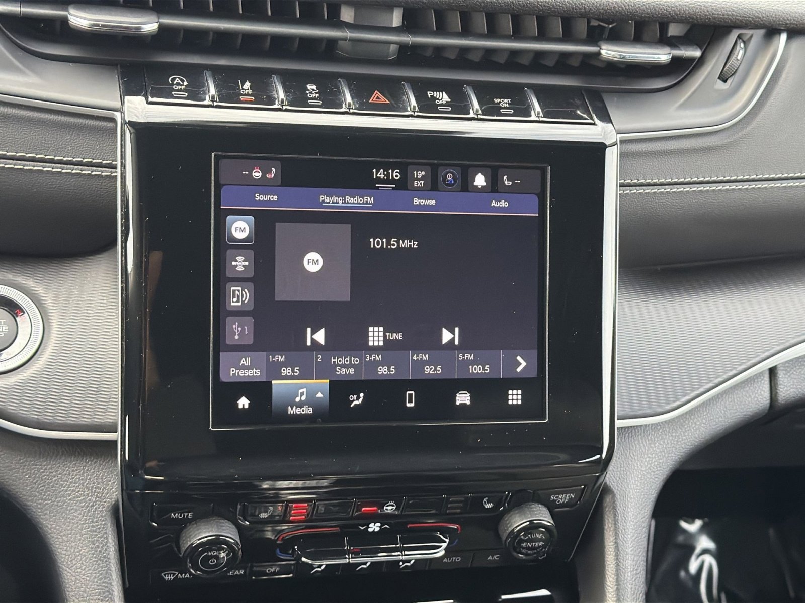 Used 2023 Jeep Grand Cherokee Altitude image 18