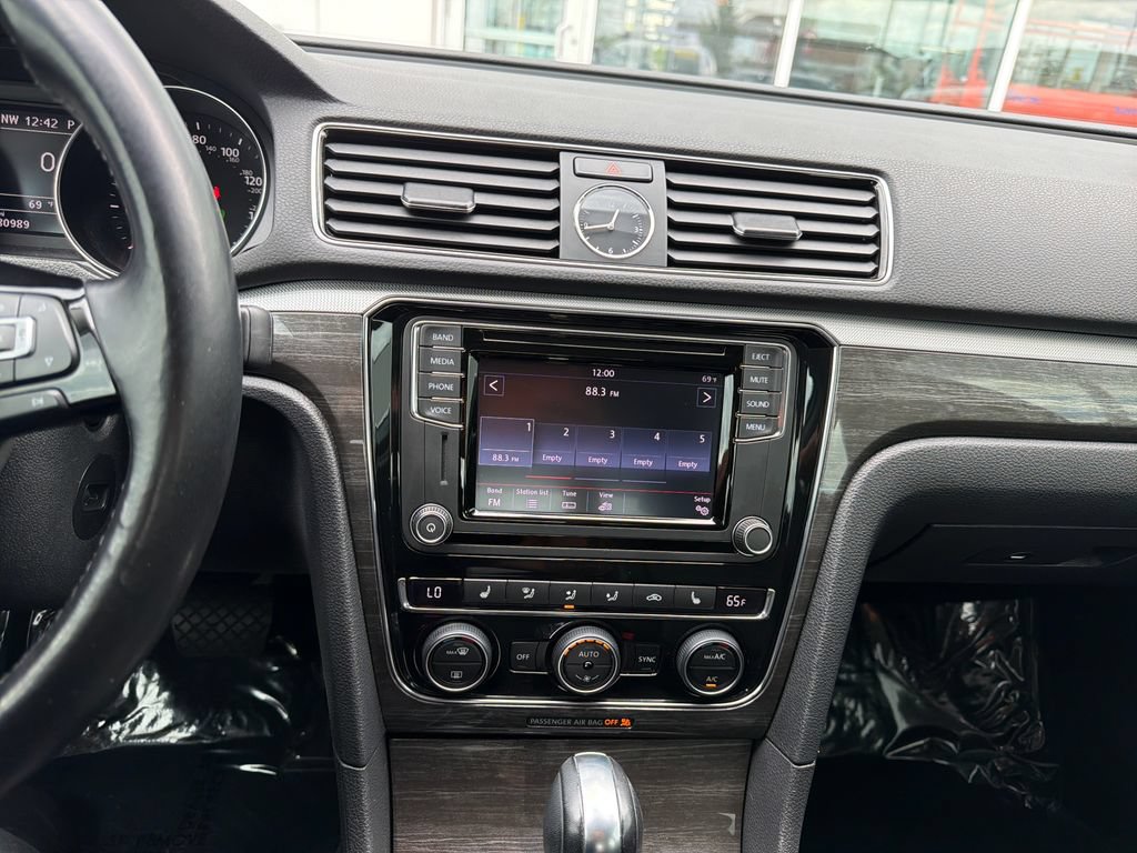 Used 2017 Volkswagen Passat 1.8T SE FWD image 18