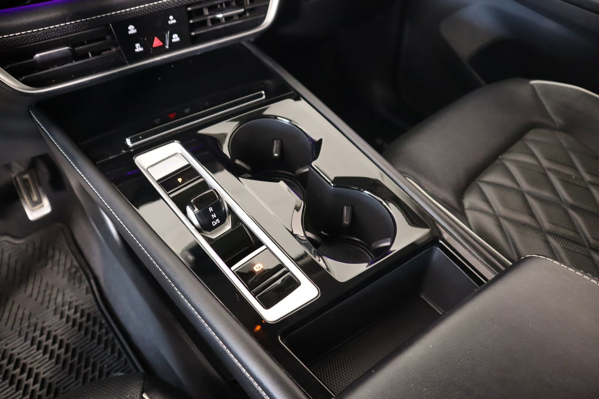 Used 2024 Volkswagen Atlas SEL Premium R-Line image 8