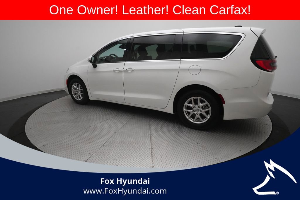 Used 2023 Chrysler Pacifica Touring-L FWD image 12