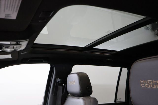 Used 2022 Chevrolet Suburban High Country w/ Premium Package image 12