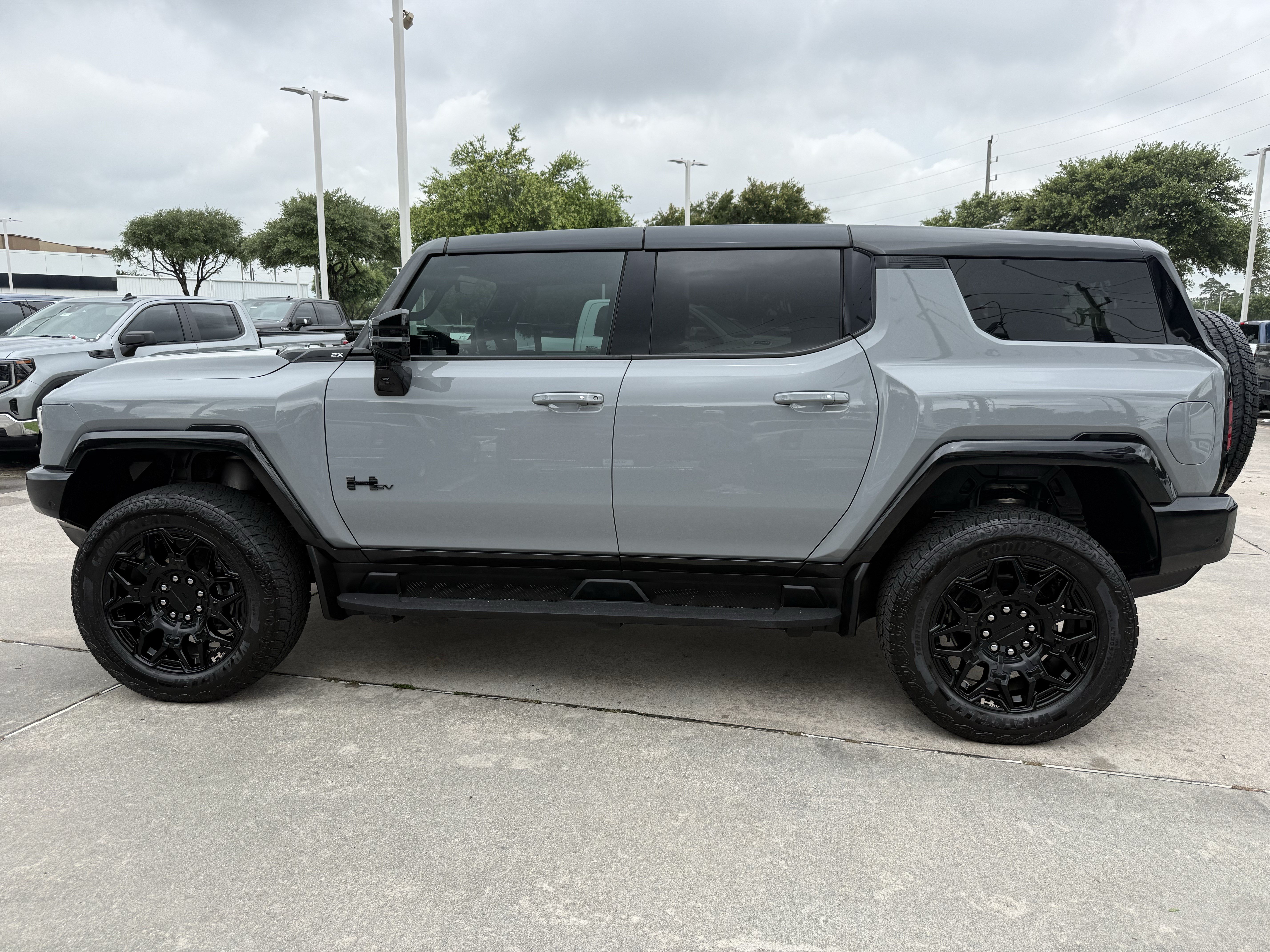 Used 2026 GMC Hummer EV SUV w/ LPO, Dark Essentials Package AWD/4WD image 8