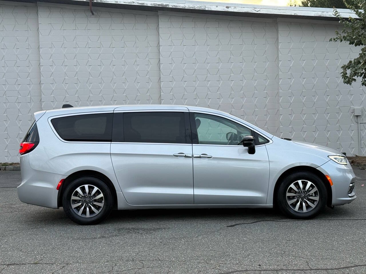 Used 2024 Chrysler Pacifica Limited FWD image 4