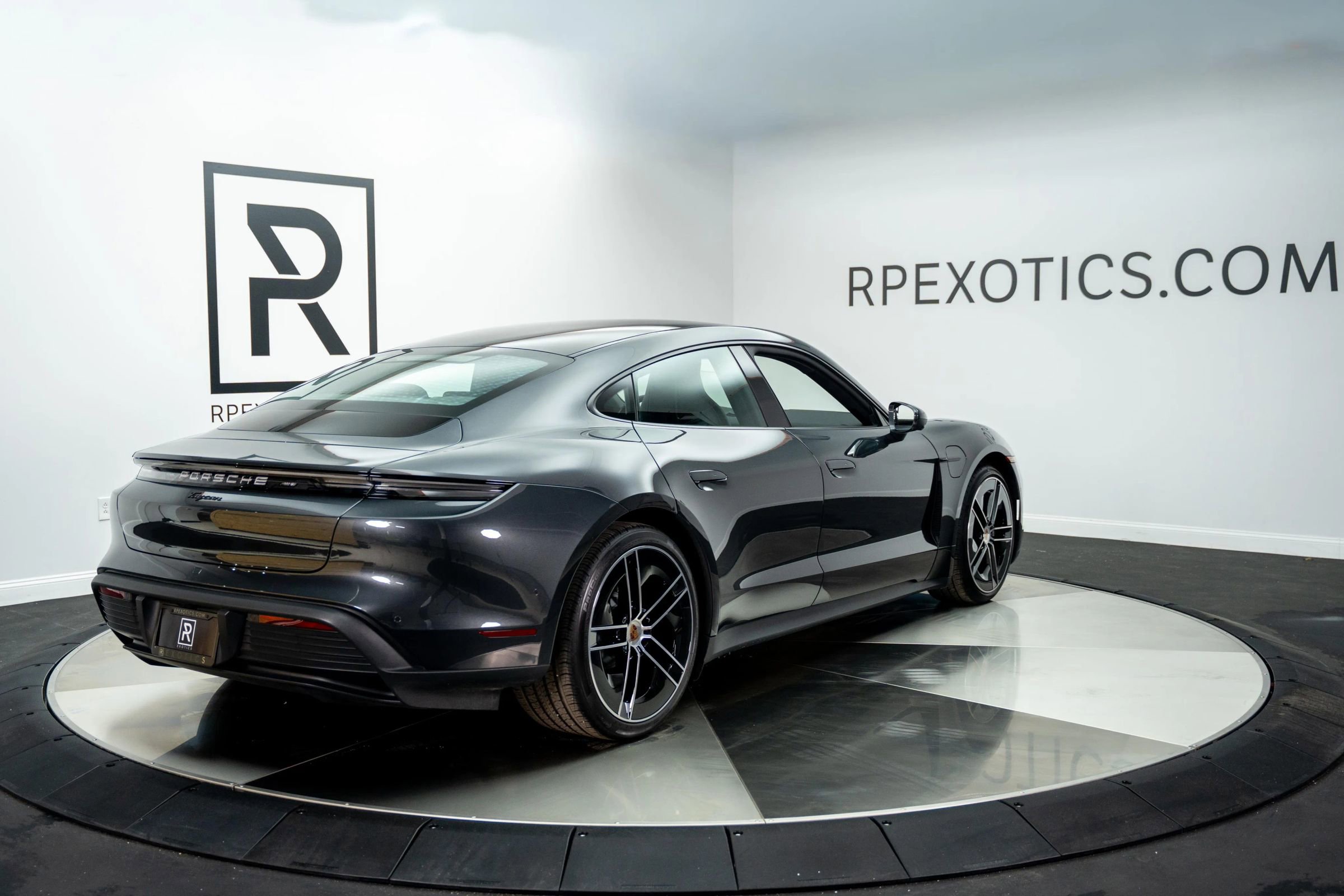 Used 2025 Porsche Taycan image 4