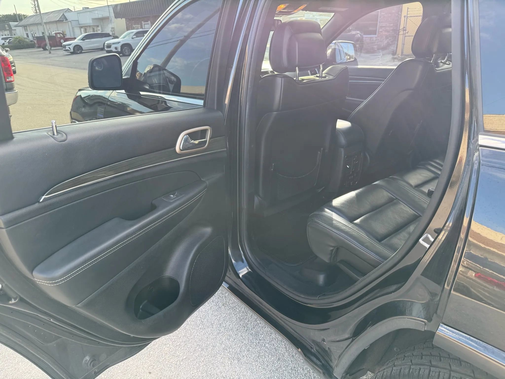 Used 2015 Jeep Grand Cherokee Overland w/ Trailer Tow Group IV image 21