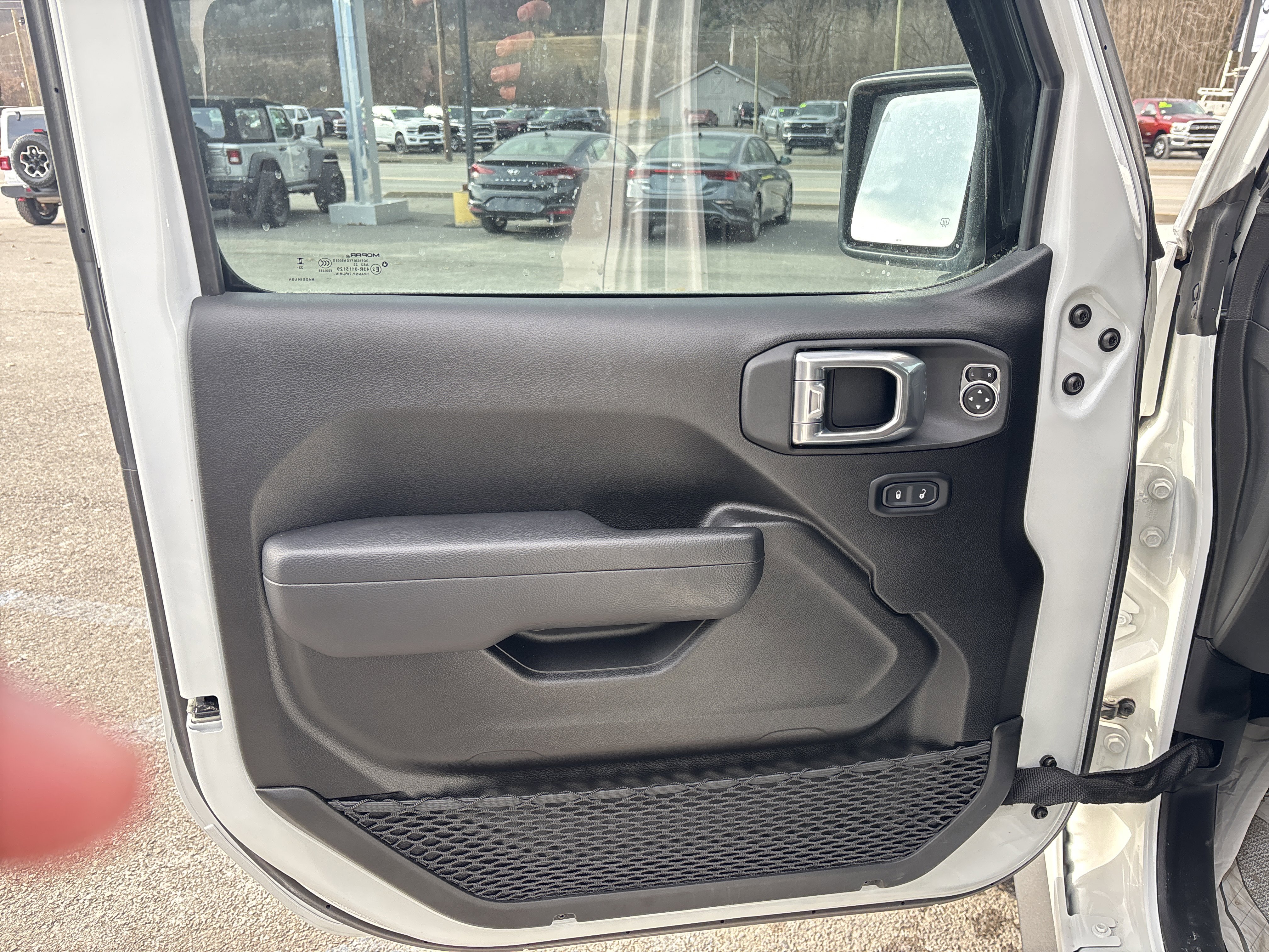 Used 2024 Jeep Gladiator Mojave w/ Technology Group image 16