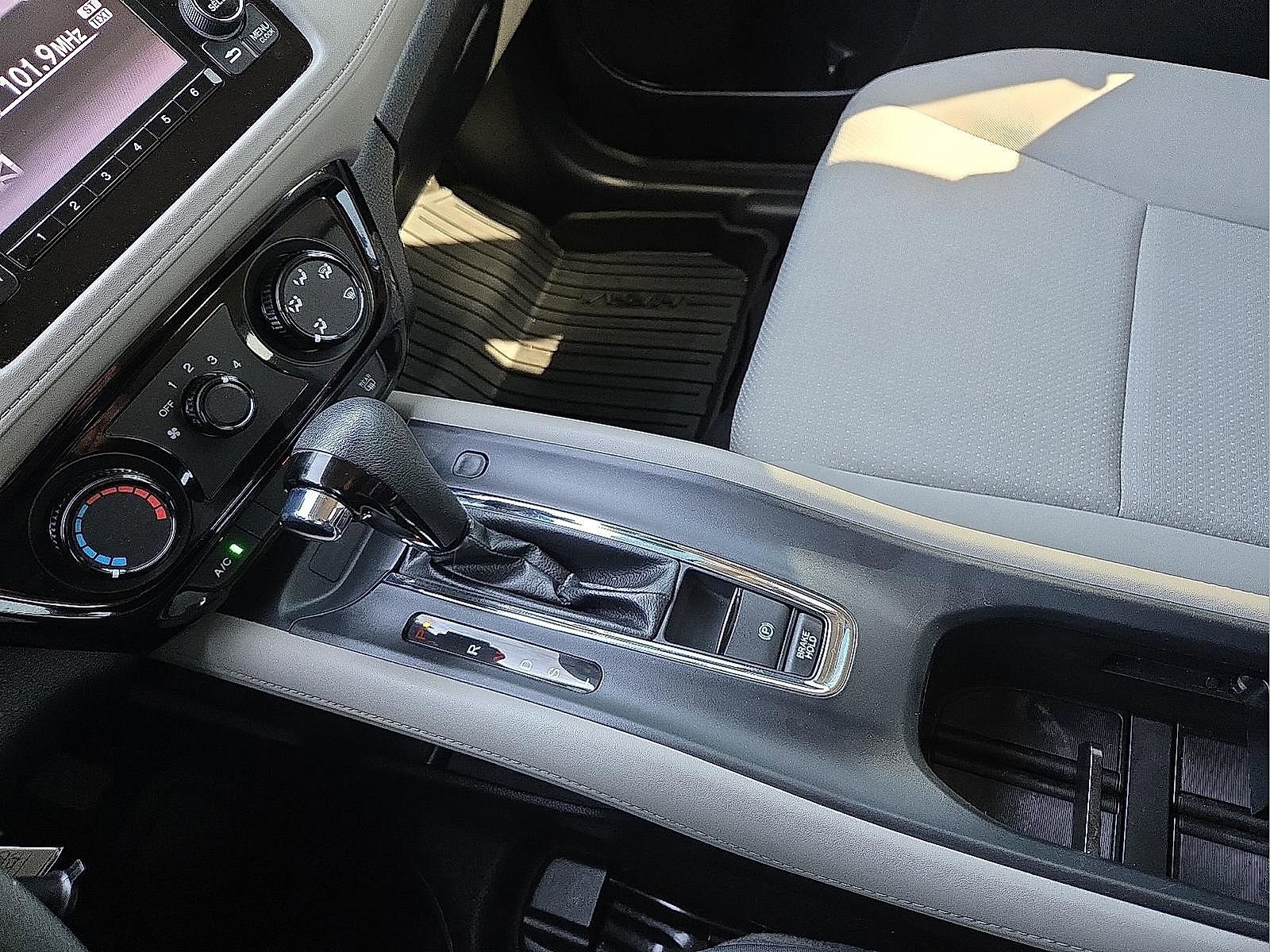 Used 2021 Honda HR-V LX image 25