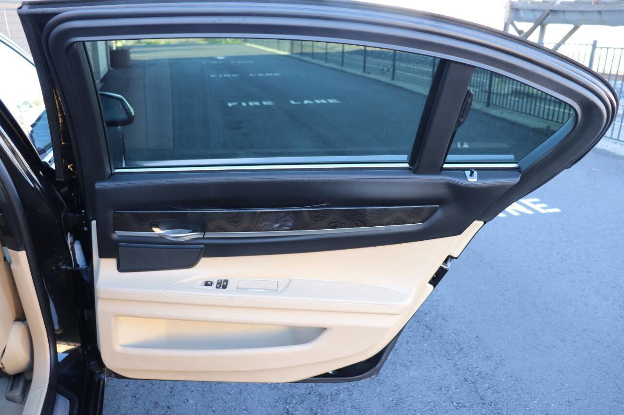 Used 2013 BMW 750Li image 40