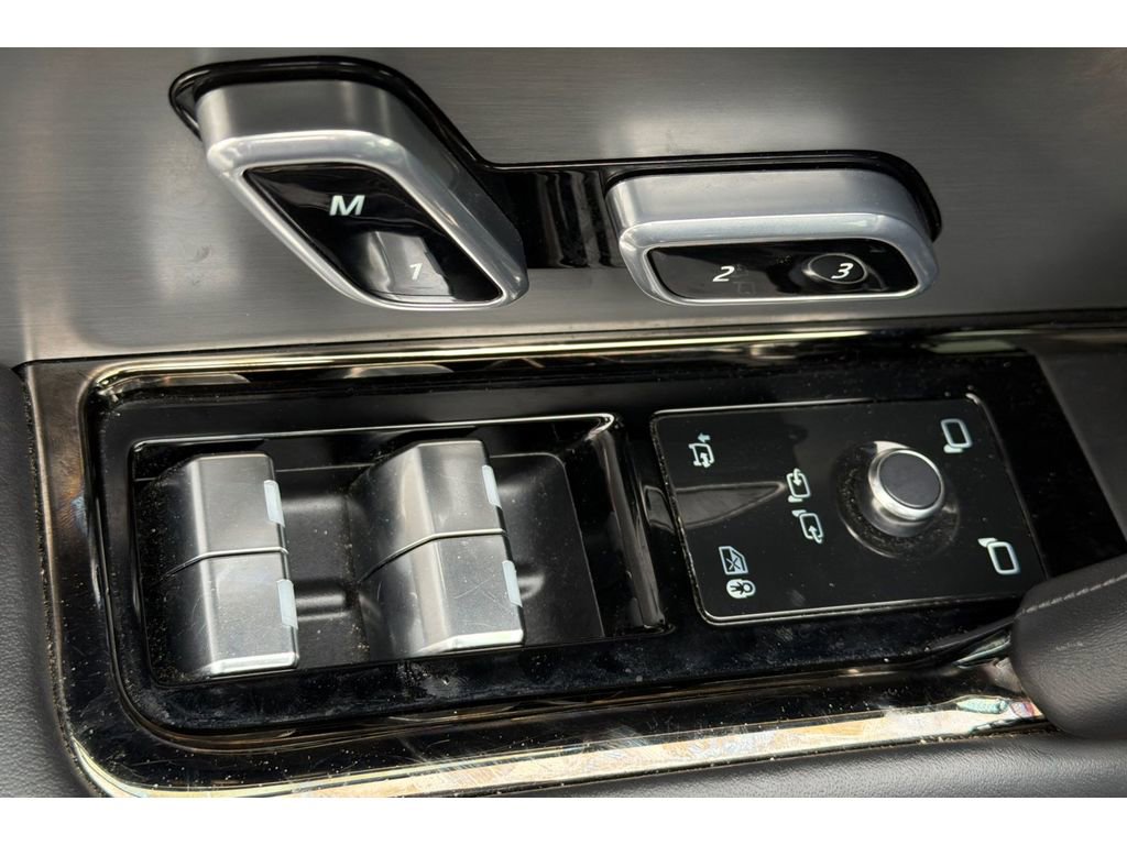 Used 2025 Land Rover Range Rover Sport SE image 12
