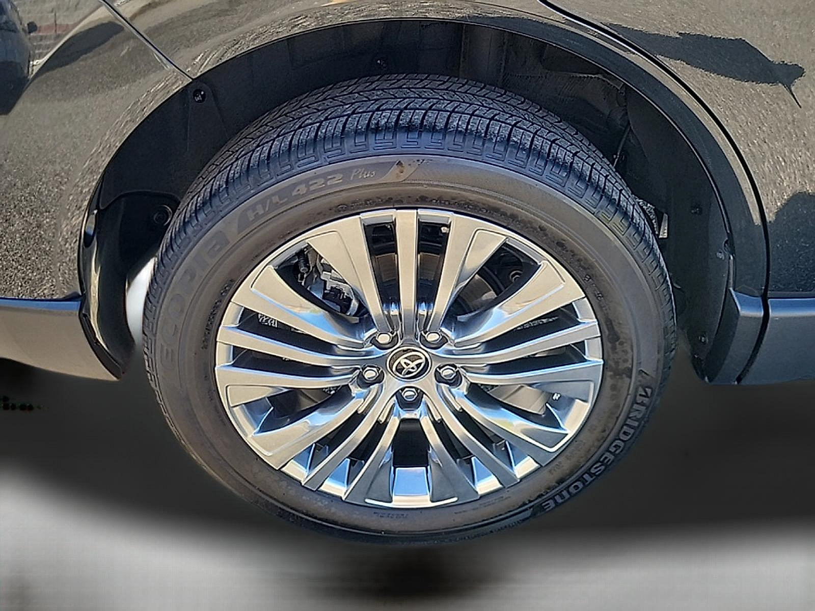 Used 2024 Toyota Venza XLE AWD/4WD image 9
