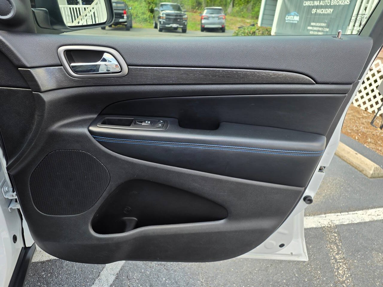 Used 2018 Jeep Grand Cherokee Laredo AWD/4WD image 17