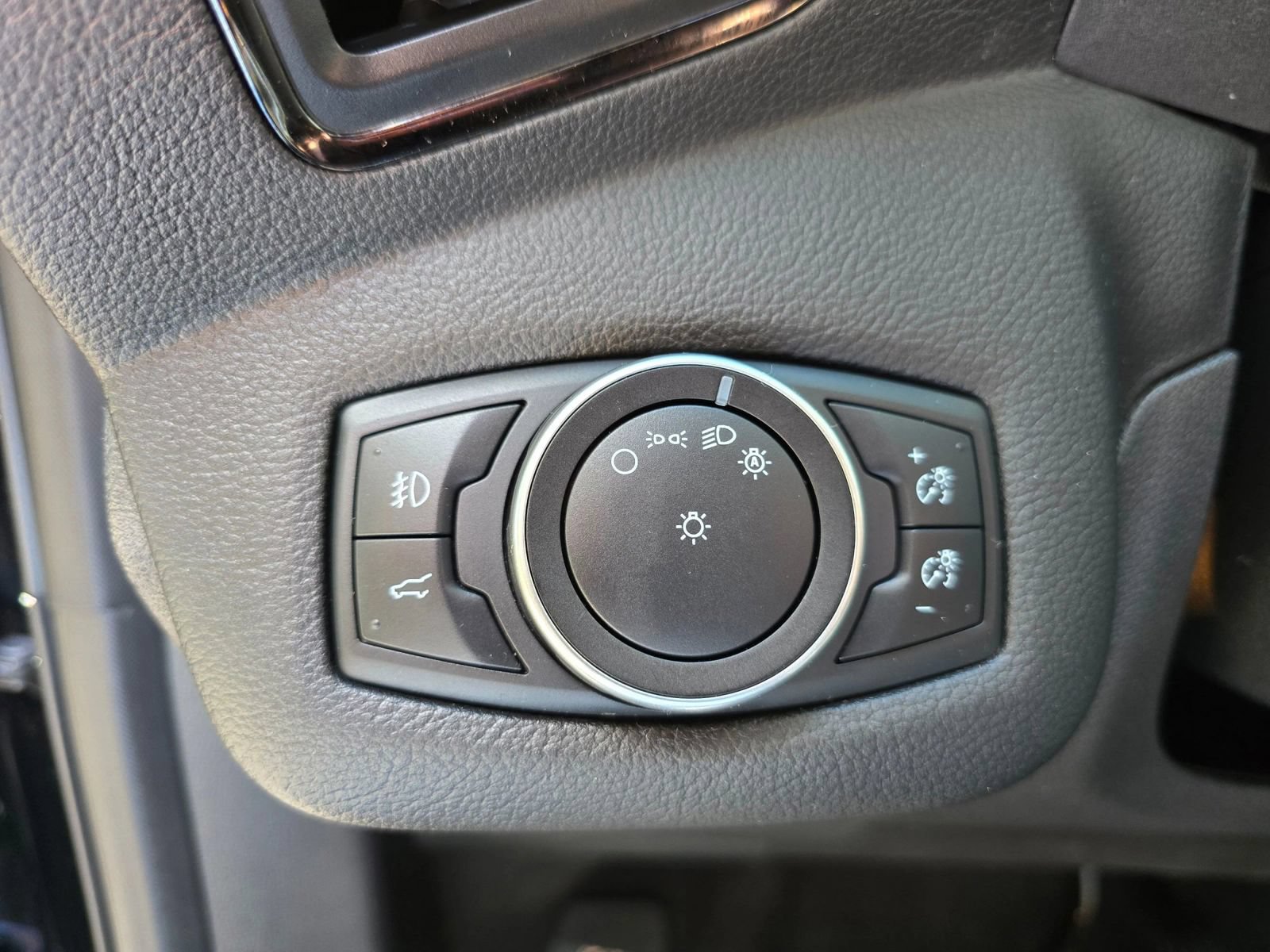 Used 2018 Ford Escape SEL AWD/4WD image 25