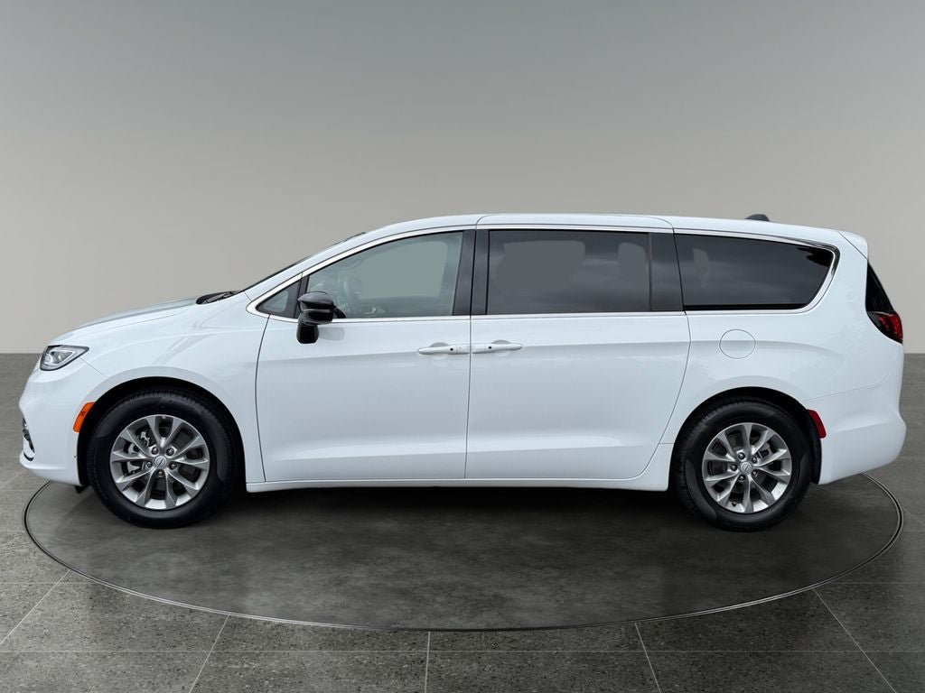Used 2026 Chrysler Pacifica Limited FWD image 5