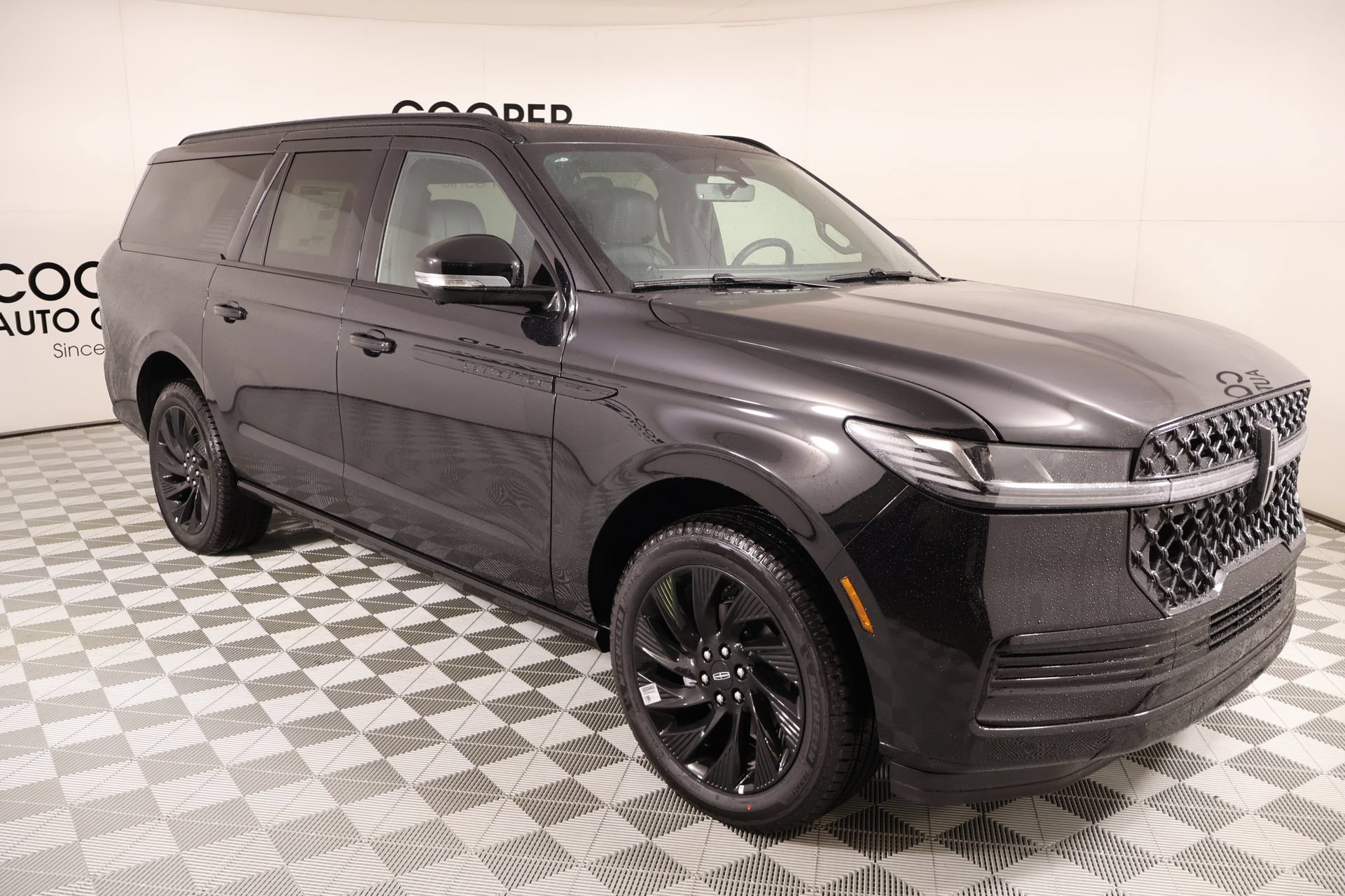 New 2026 Lincoln Navigator L Reserve w/ Jet Appearance Package AWD/4WD image 1