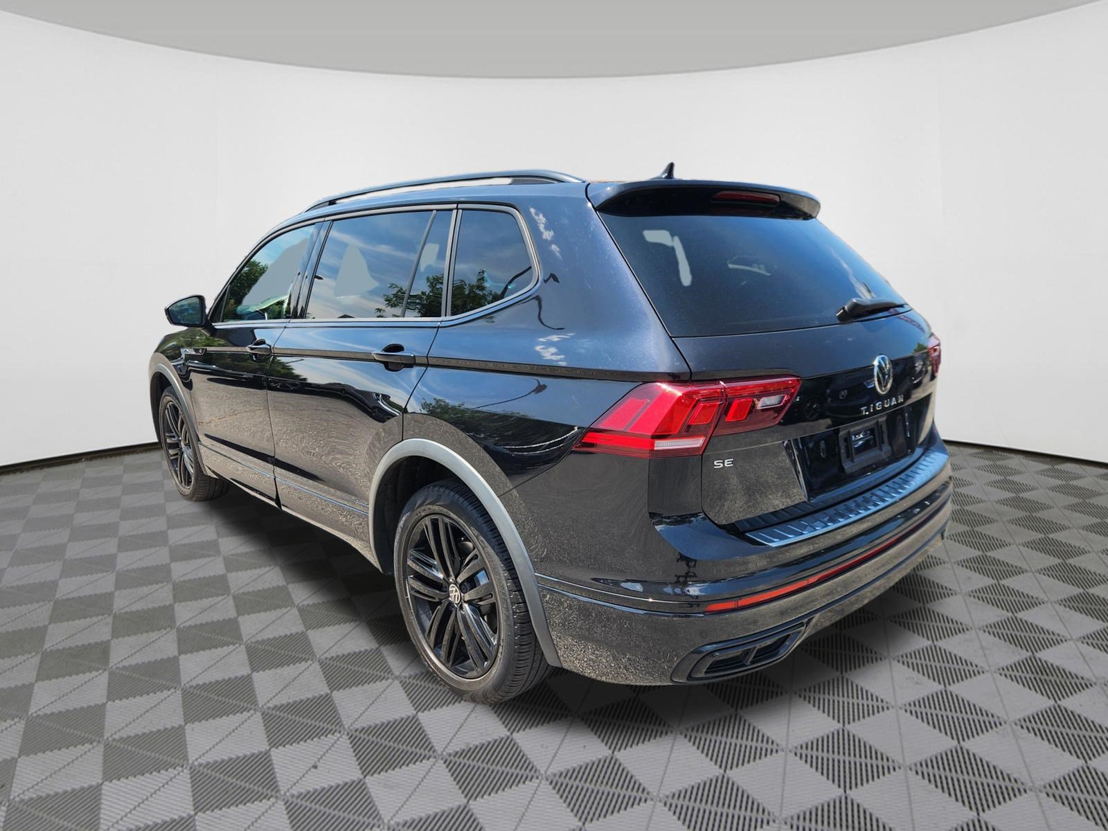 Certified 2022 Volkswagen Tiguan SE R-Line FWD image 3