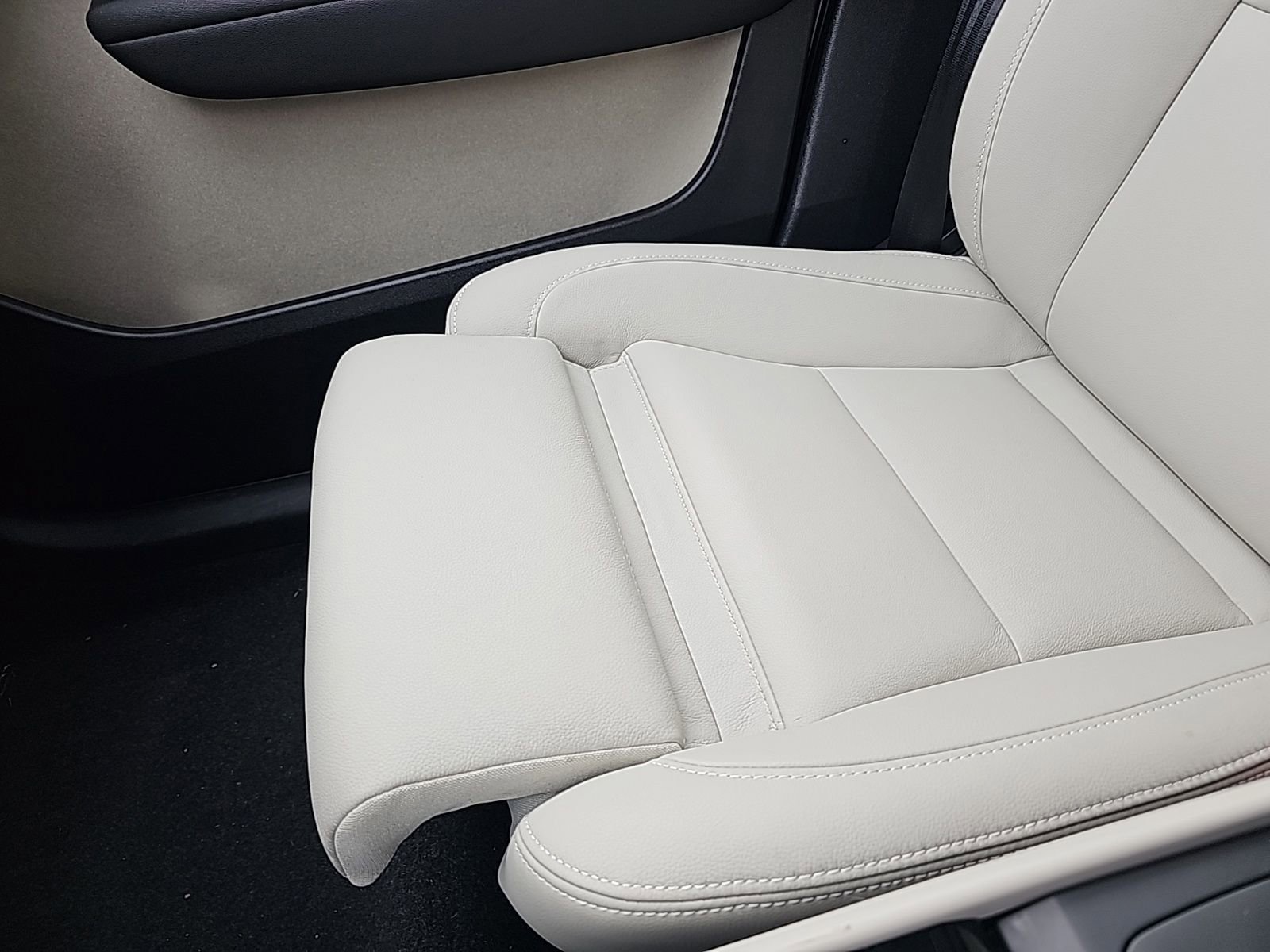 Used 2024 Volvo XC40 B5 Plus w/ Climate Package image 17