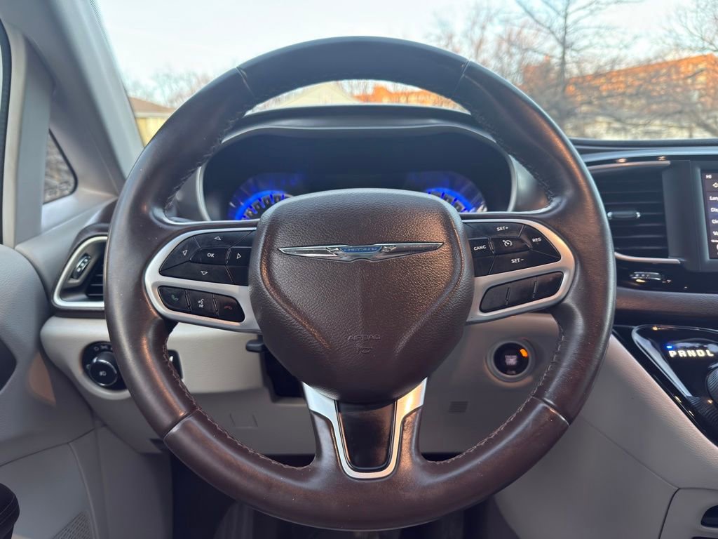 Used 2018 Chrysler Pacifica Touring-L FWD image 16