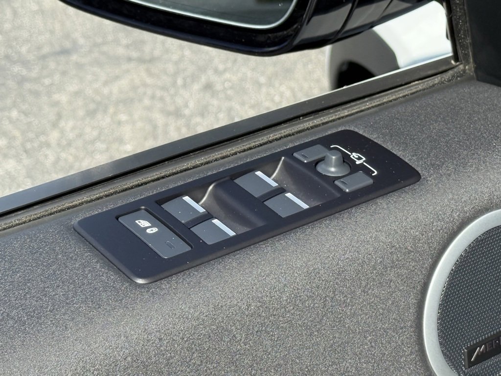 New 2025 Land Rover Discovery S image 11