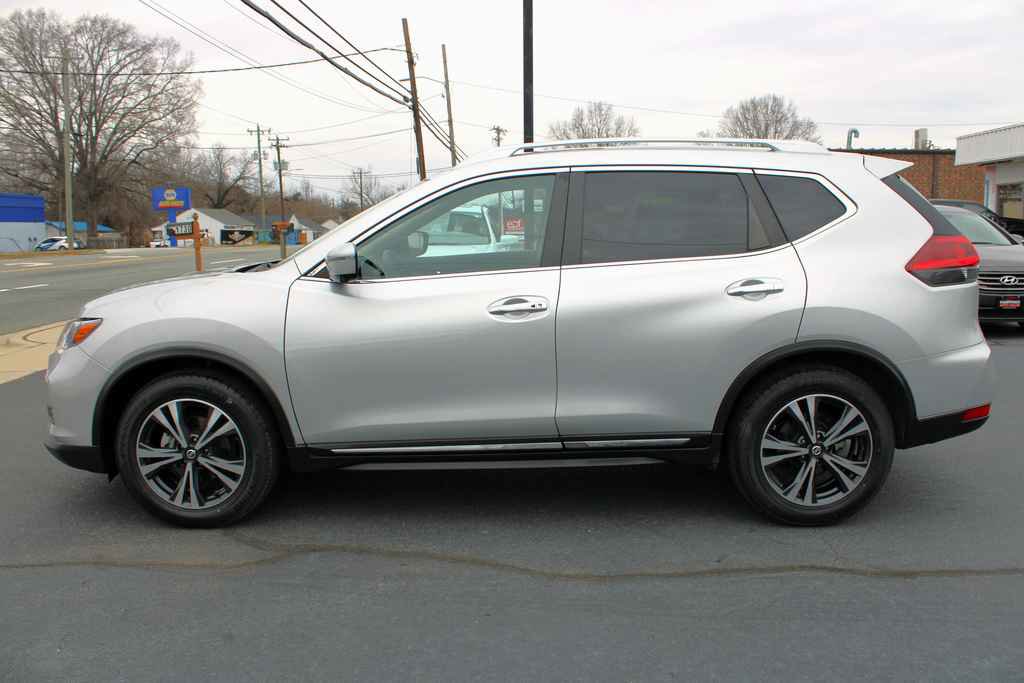Used 2018 Nissan Rogue SL image 2