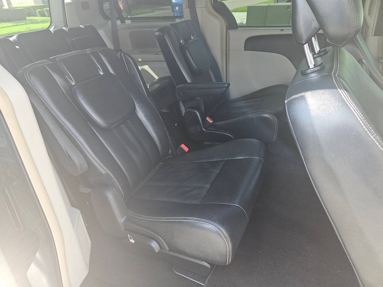 Used 2016 Chrysler Town & Country Touring FWD image 17