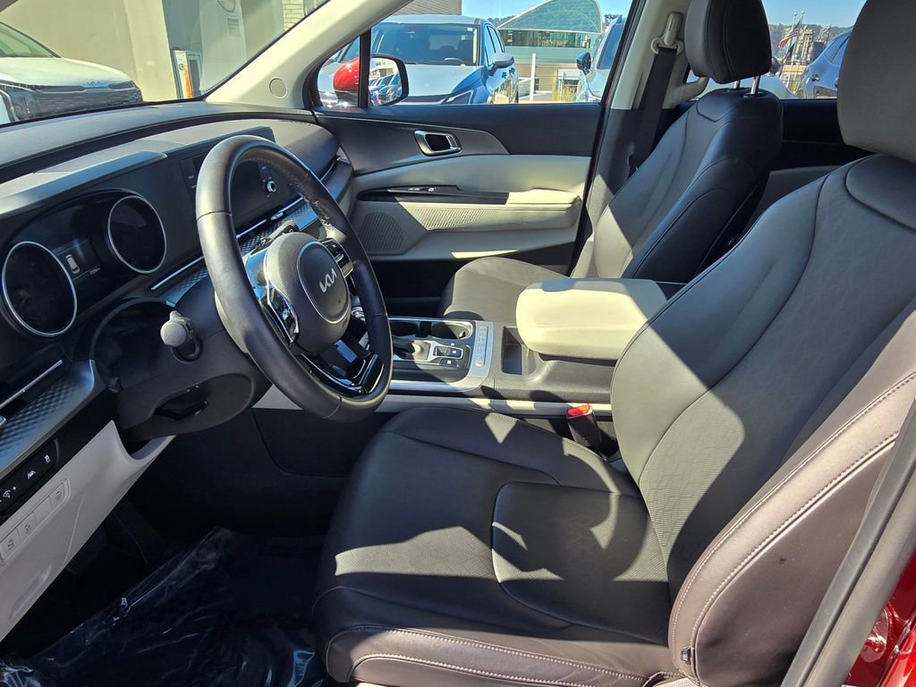 Used 2024 Kia Carnival LX FWD image 24
