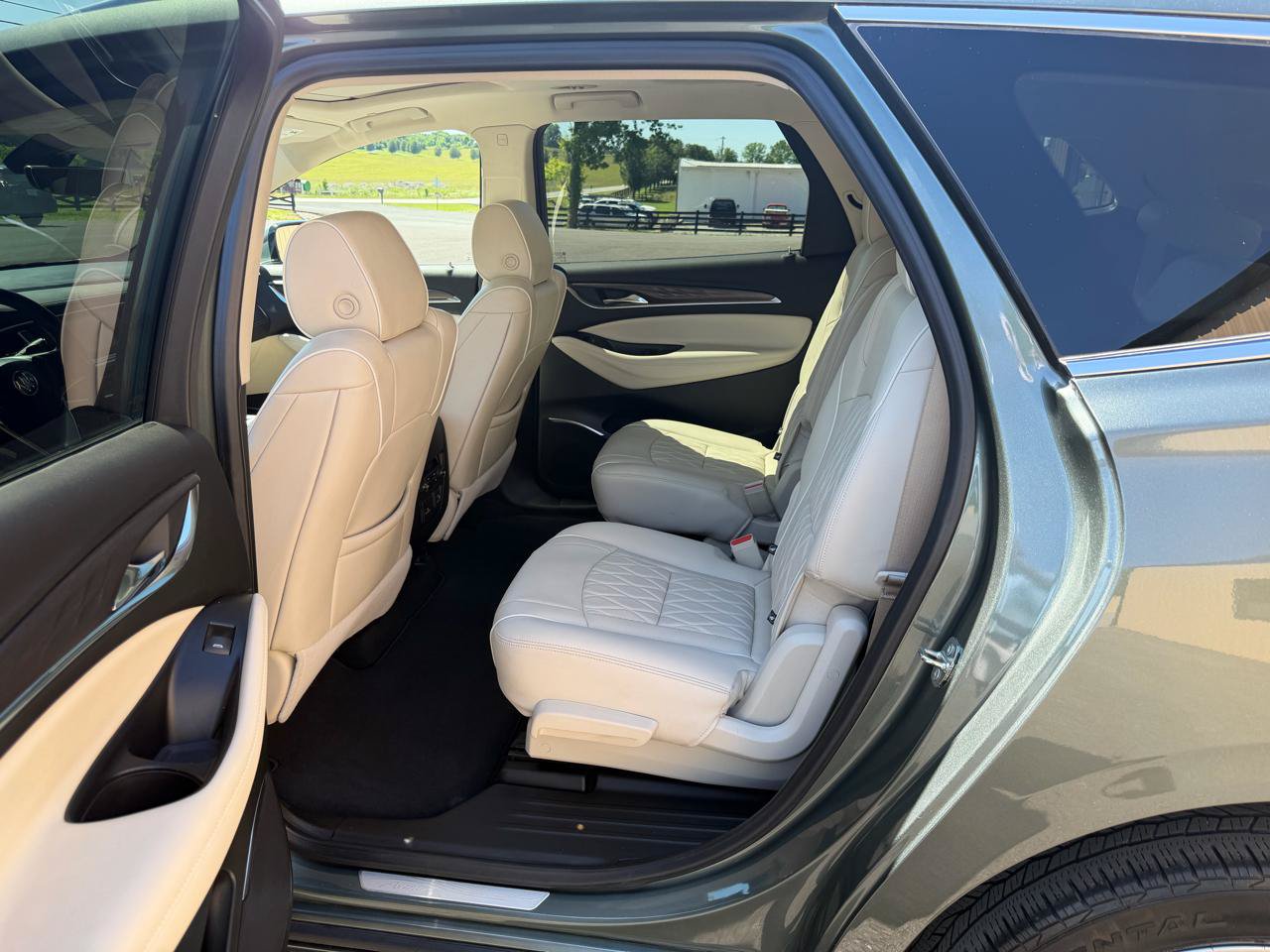 Used 2022 Buick Enclave Avenir w/ Avenir Technology Package FWD image 10