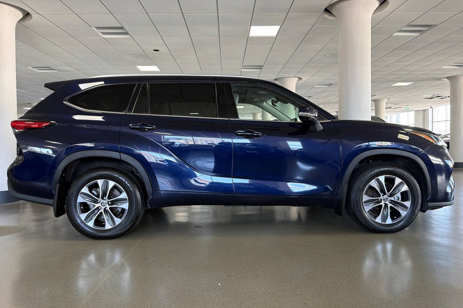 Used 2022 Toyota Highlander XLE AWD/4WD image 3