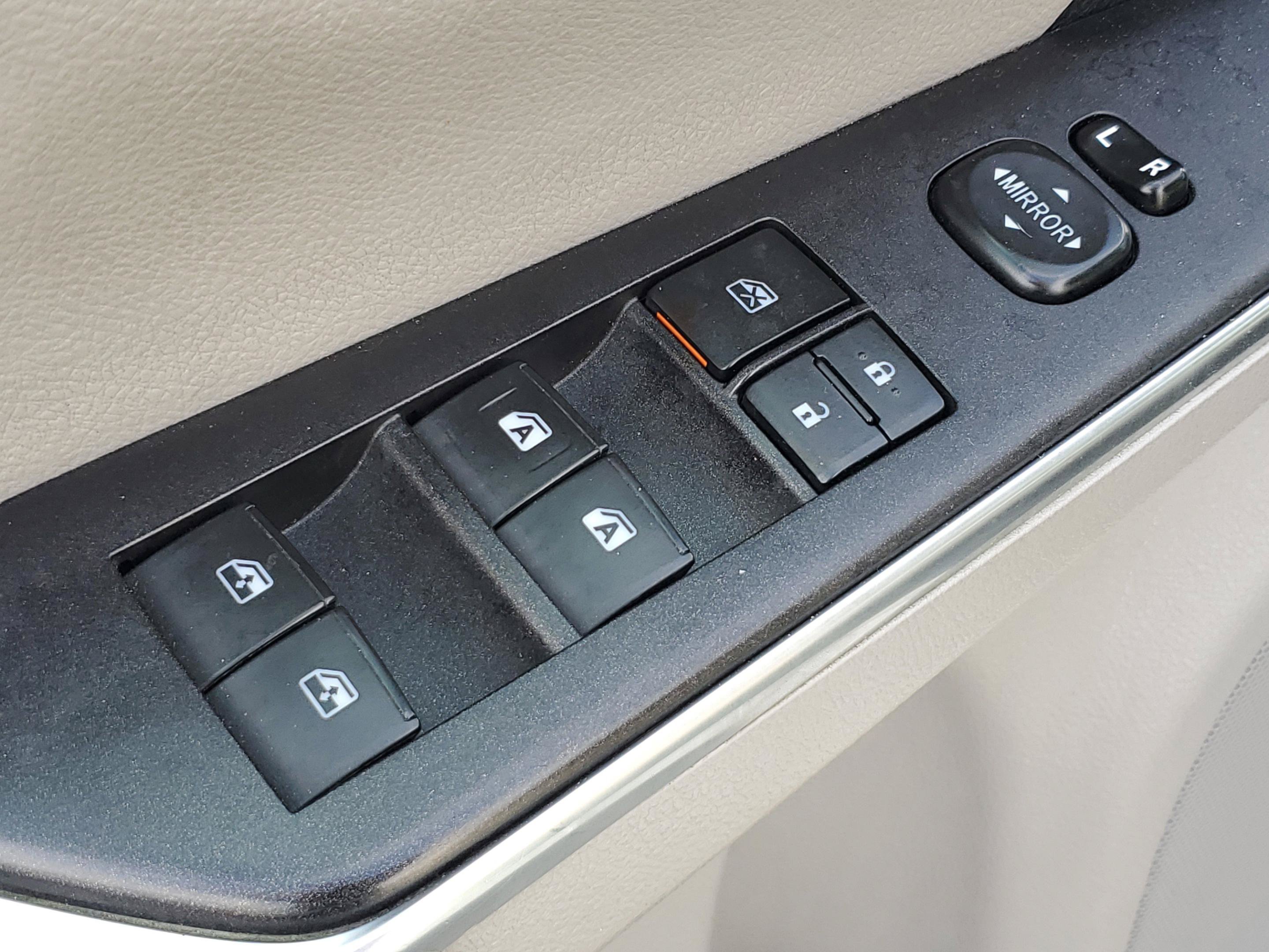 Used 2015 Toyota Camry SE FWD image 17