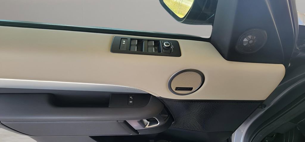 Used 2020 Land Rover Discovery Landmark image 13