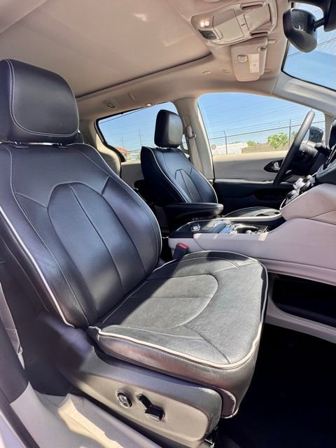 Used 2023 Chrysler Pacifica Limited FWD image 15