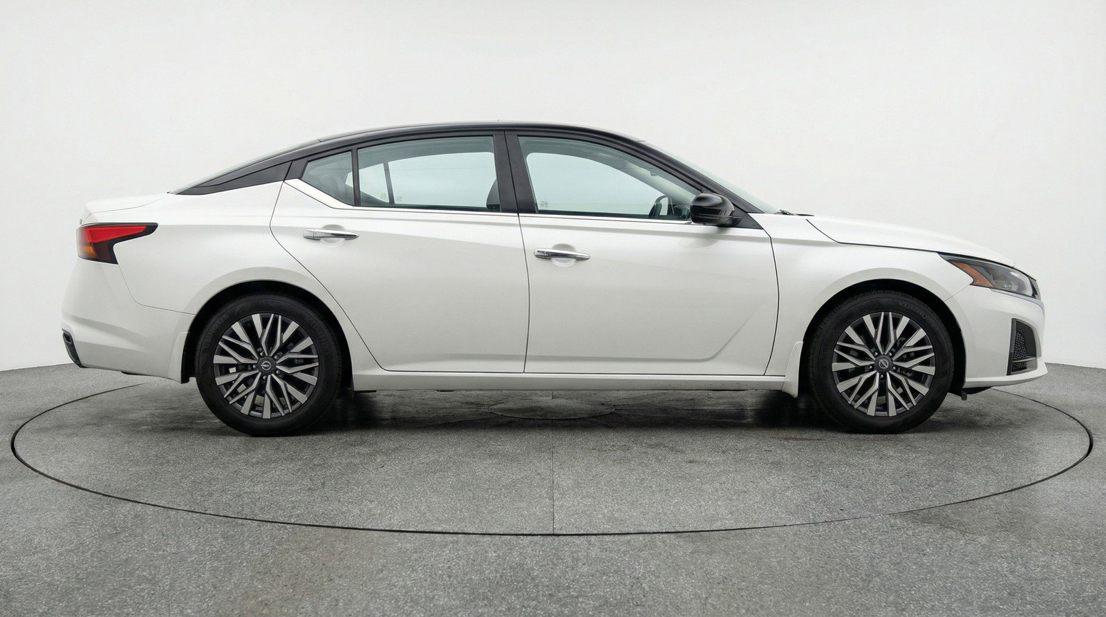 Used 2025 Nissan Altima 2.5 SV image 11