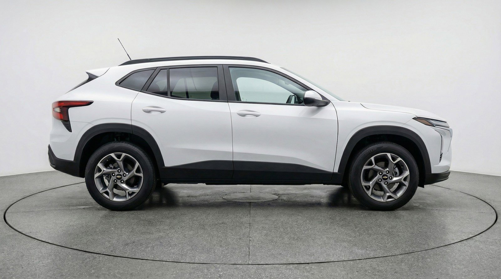 Used 2025 Chevrolet Trax LT FWD image 8