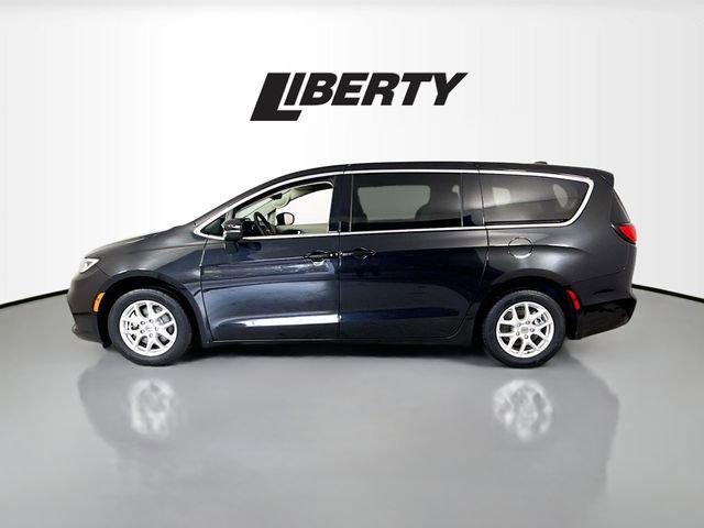 Used 2023 Chrysler Pacifica Touring-L image 4