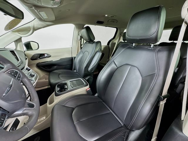 Used 2023 Chrysler Pacifica Touring-L image 11