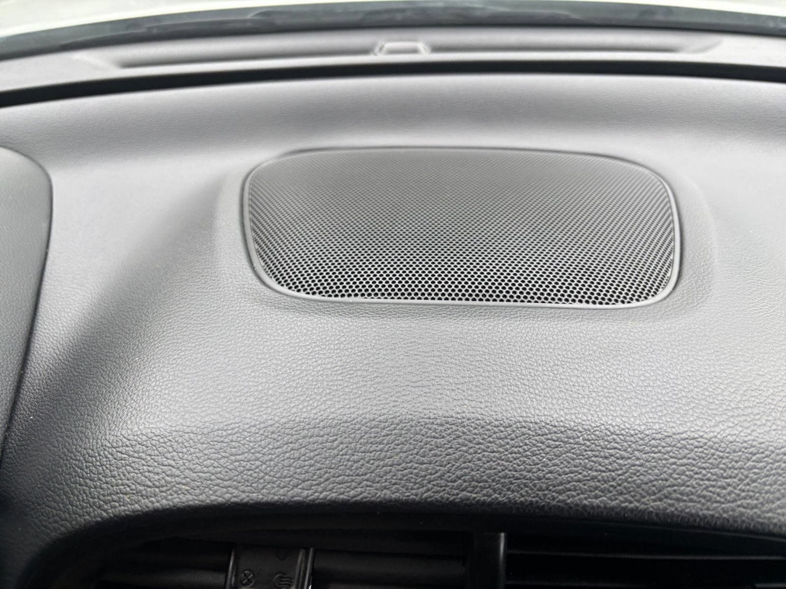 Used 2025 Kia Soul LX w/ LX Technology Package FWD image 17