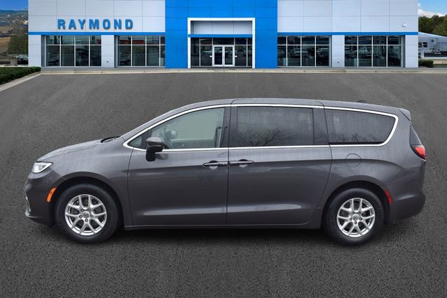 Used 2023 Chrysler Pacifica Touring-L FWD image 7