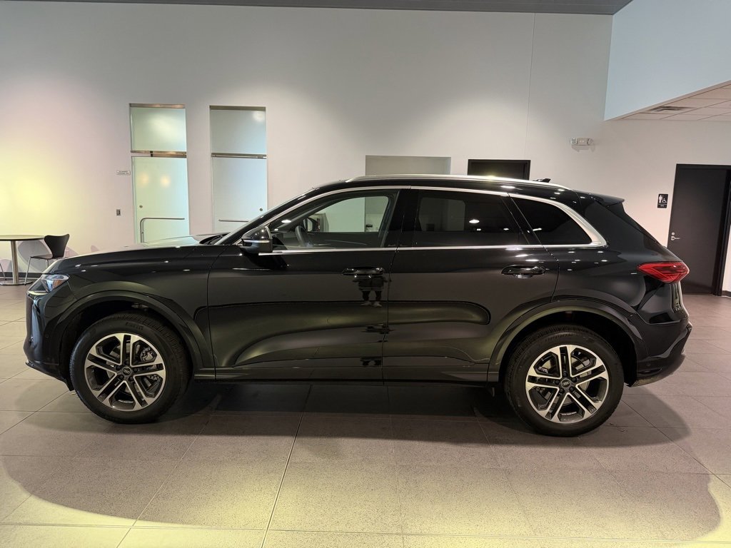 Used 2025 Audi Q5 Premium w/ Convenience Package image 2